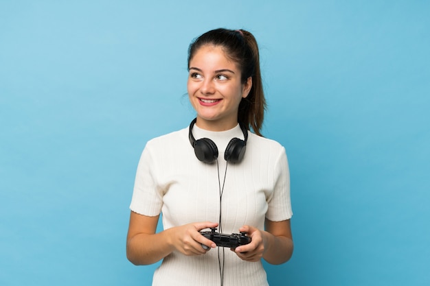 Jeune fille brune jouant aux jeux vidéo