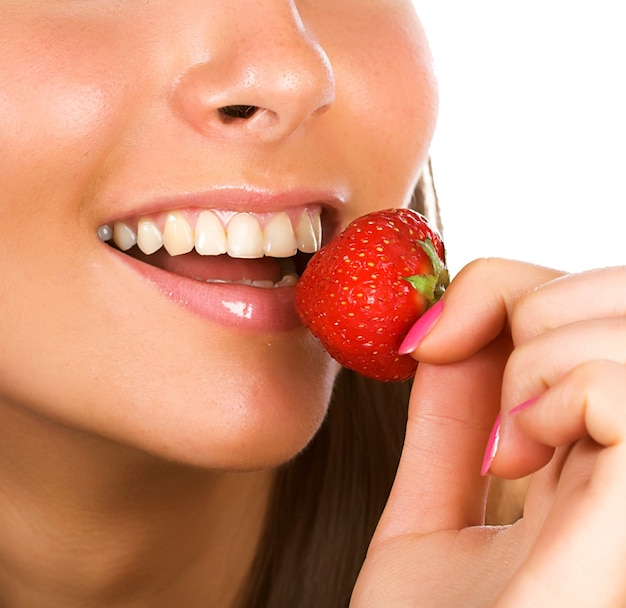 Jeune Fille Brune Mange Une Fraise