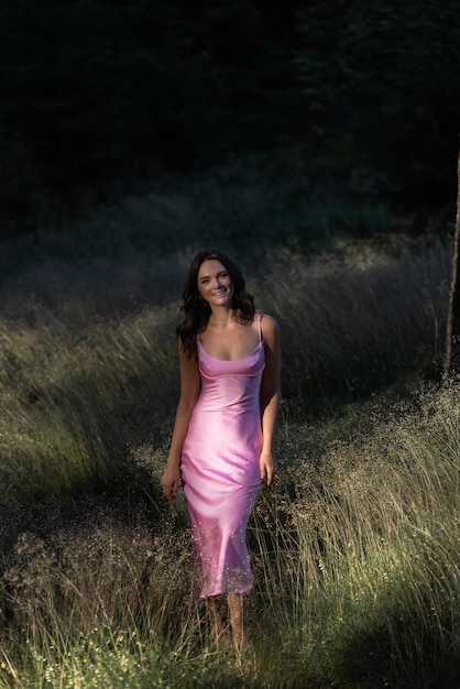 Jeune fille brune marchant dans la forêt