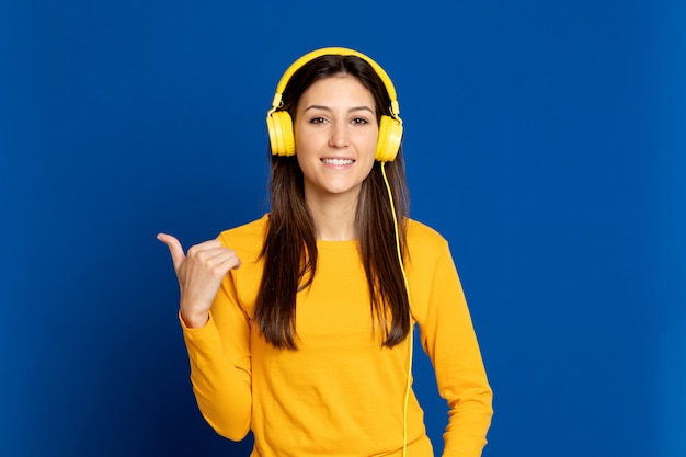 Jeune fille brune portant un T-shirt jaune