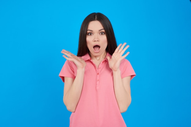 Jeune fille brune pose surpris isolé.