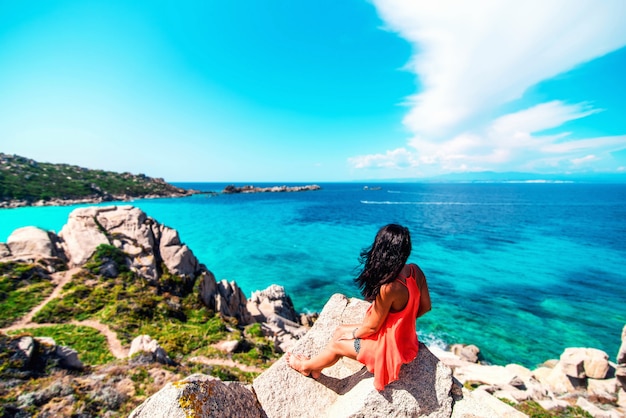 Jeune fille brune se détendre près de plein air près de la mer