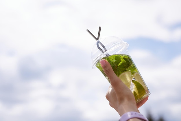 Jeune fille buvant un cocktail matcha frais par temps ensoleillé