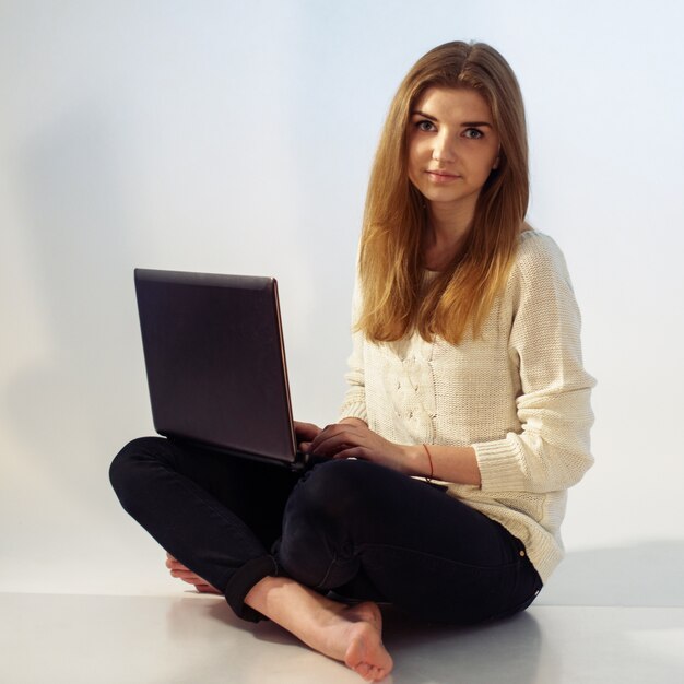 Jeune fille avec carnet