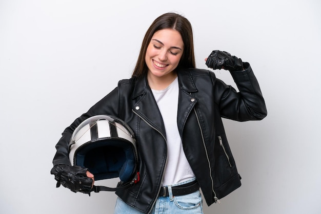 Jeune fille avec un casque de moto isolé sur fond blanc faisant un geste fort