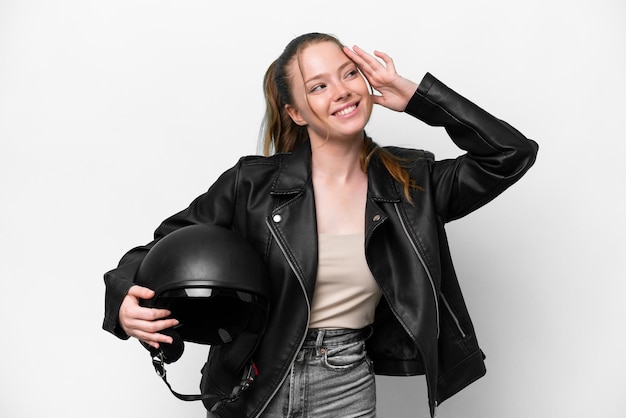 Jeune fille caucasienne avec un casque de moto isolé sur fond blanc souriant beaucoup