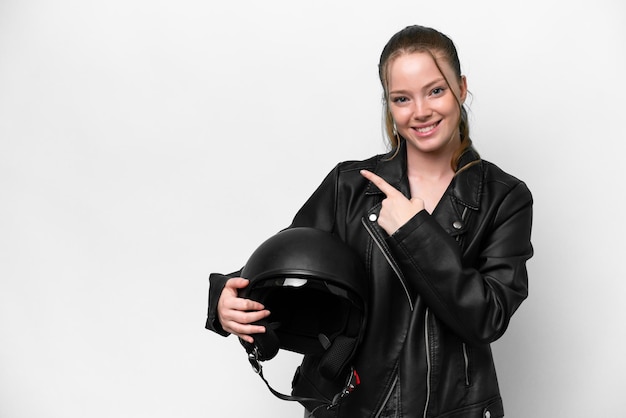 Jeune fille caucasienne avec un casque de moto