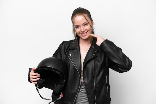 Jeune fille caucasienne avec un casque de moto