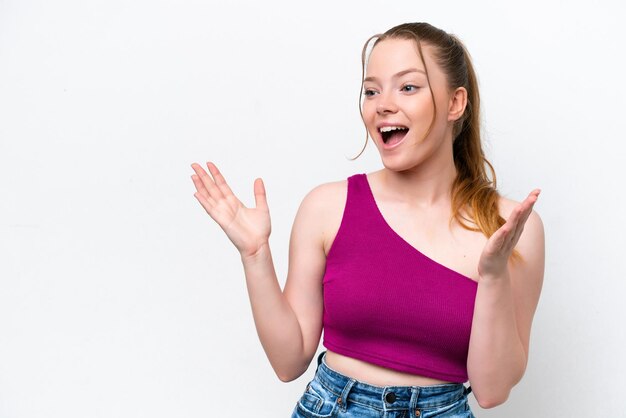 Jeune fille caucasienne isolée sur fond blanc avec une expression faciale surprise