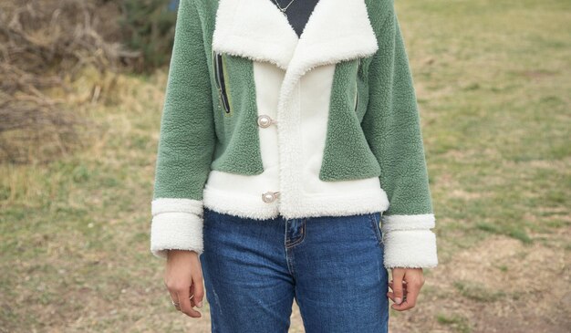 Une jeune fille caucasienne portant une veste chaude à l'extérieur