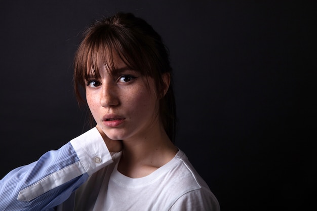 Jeune fille caucasienne qui pose en studio