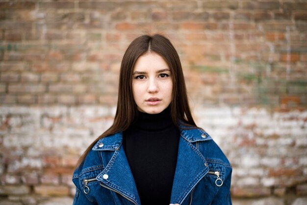 Jeune fille caucasienne avec des taches de rousseur