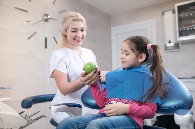 Jeune fille caucasienne visitant le bureau du dentiste