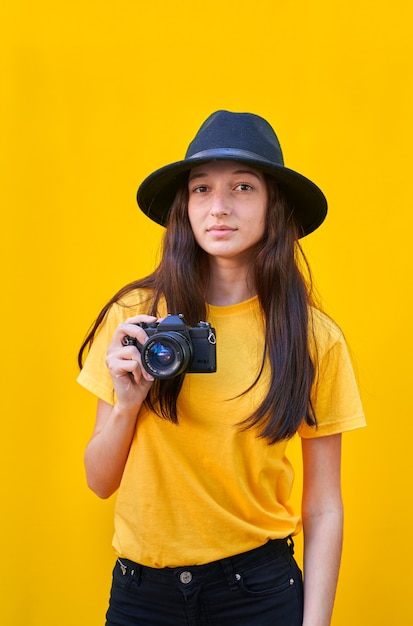 jeune fille avec un chapeau et un appareil photo