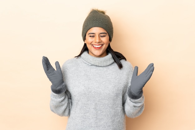 Jeune fille, à, chapeau hiver, isolé, sur, beige, rire