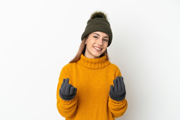 Jeune fille avec chapeau d'hiver isolé