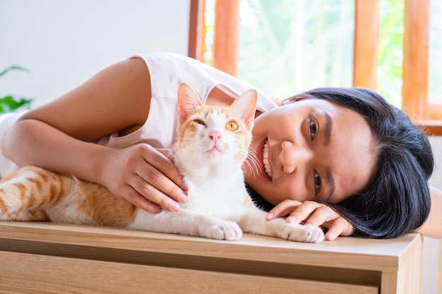 Jeune fille avec un chat à la maison