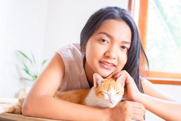 Jeune fille avec un chat à la maison