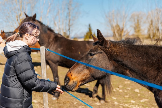 jeune fille, à, cheval, sur, ranch