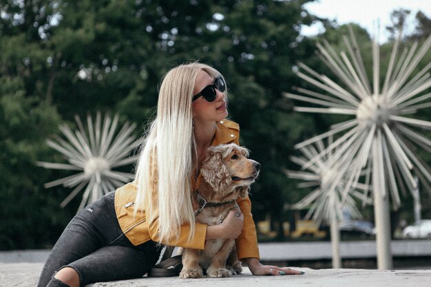 Jeune fille avec un chien au parc