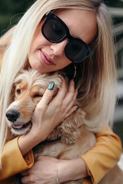 Jeune fille avec un chien au parc