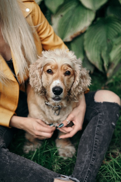 Jeune fille avec un chien au parc