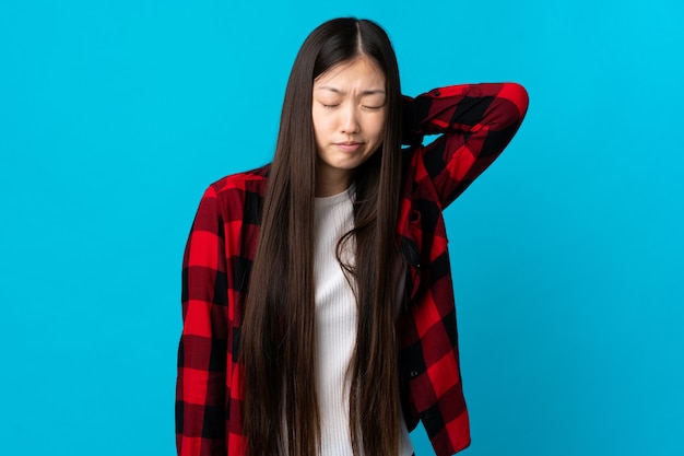 Jeune fille chinoise isolée avec un mal de cou