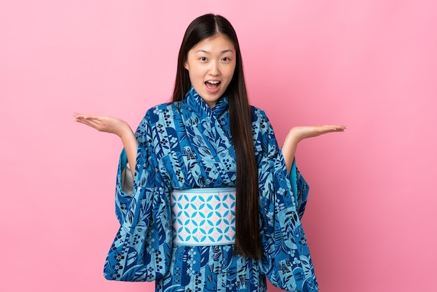 Jeune fille chinoise portant un kimono avec une expression faciale choquée