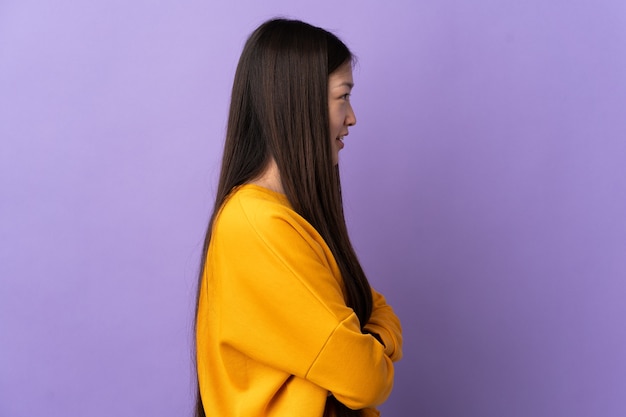 Jeune fille chinoise sur violet en position latérale