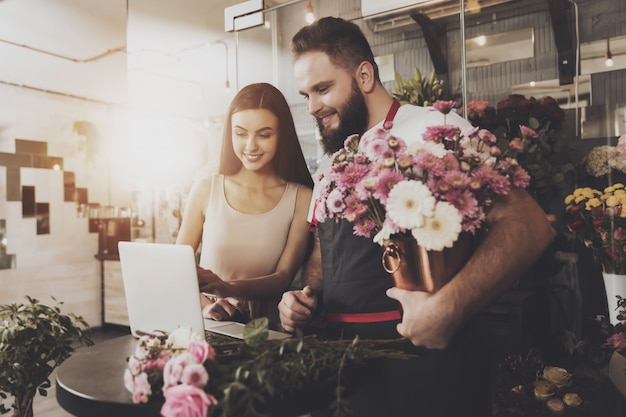 Jeune Fille Choisit L'option Bouquet Sur Ordinateur Portable