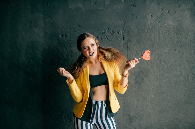 Jeune fille clown qui pose en studio