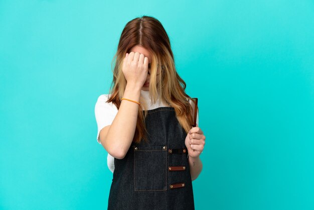 Jeune fille de coiffeur sur fond bleu isolé avec maux de tête