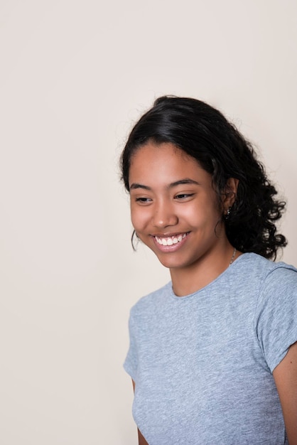 Jeune fille colombienne souriante