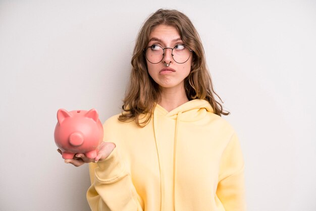 Jeune Fille Avec Un Concept D'épargne Tirelire