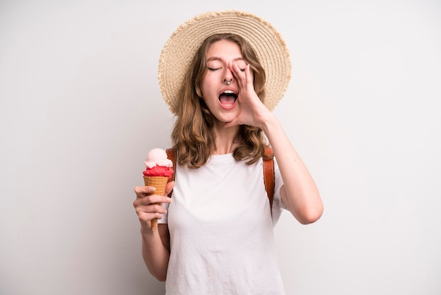 Jeune fille avec un concept d'été de crème glacée