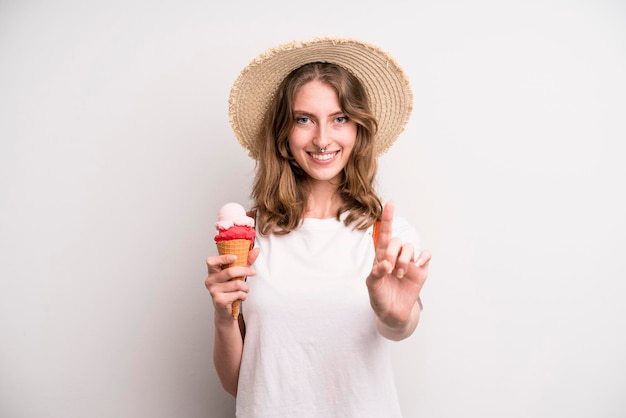 Jeune fille avec un concept d'été de crème glacée