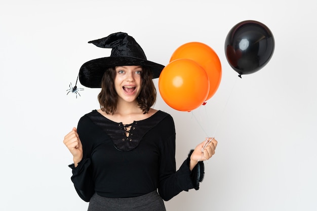 Jeune fille en costume d'Halloween sur mur blanc