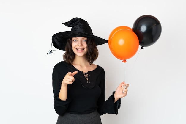 Jeune fille en costume d'Halloween sur mur blanc