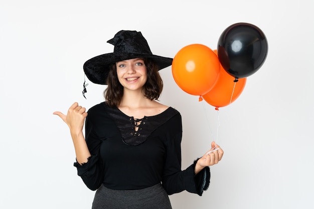 Jeune fille en costume d'Halloween sur mur blanc