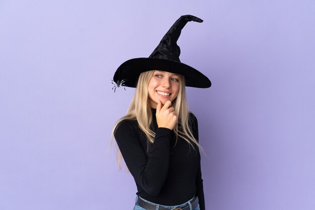 Jeune fille en costume d'halloween