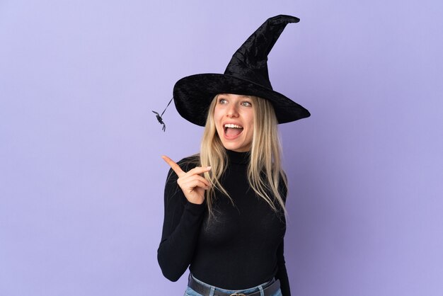 Jeune fille en costume d'halloween