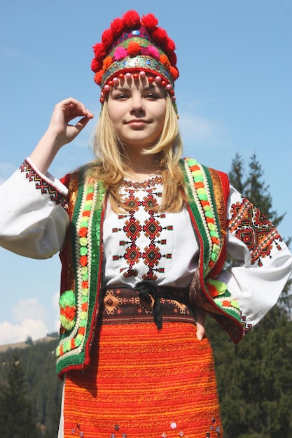 La jeune fille en costume national ukrainien