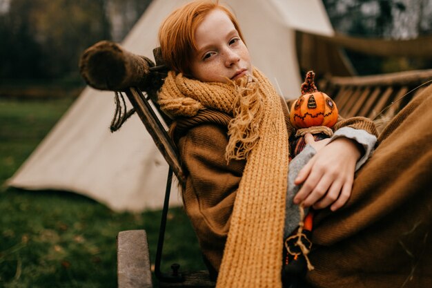 Jeune fille couchée dans un chariot arrière du village