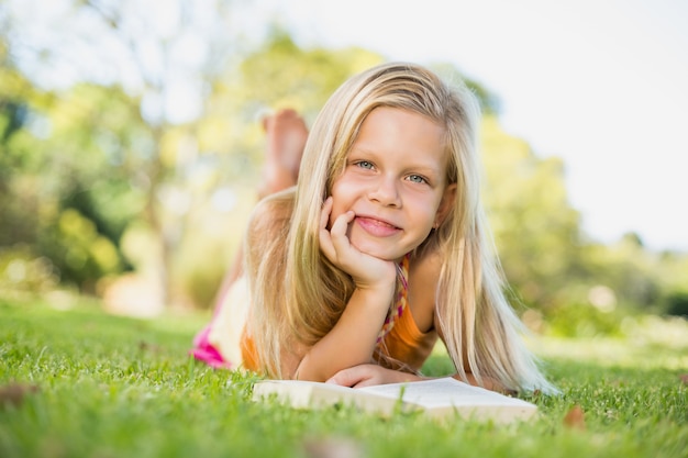 Jeune fille, coucher herbe, à, livre