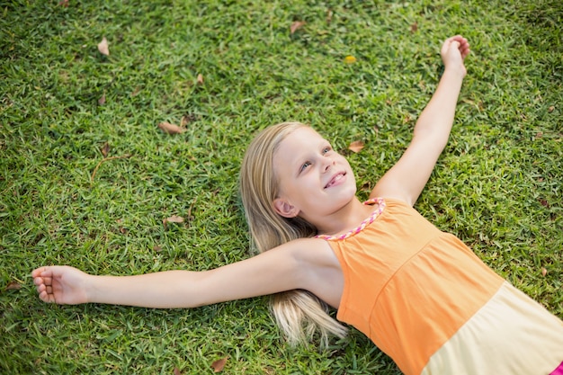 Jeune fille, coucher herbe