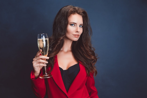 jeune fille avec une coupe de champagne.