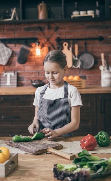 Jeune fille, couper légumes