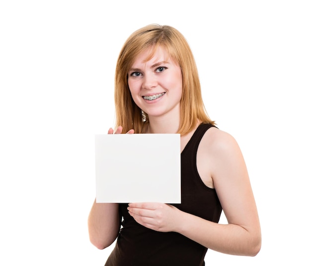 Photo jeune fille avec des crochets tenir du papier vierge blanc isolé sur fond blanc