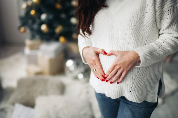 La jeune fille croisa les mains en forme de cœur sur le ventre