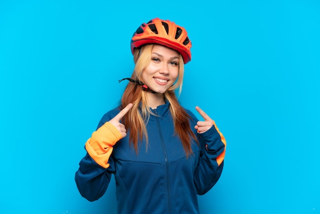 Jeune Fille Cycliste Isolée Donnant Un Geste Du Pouce Vers Le Haut